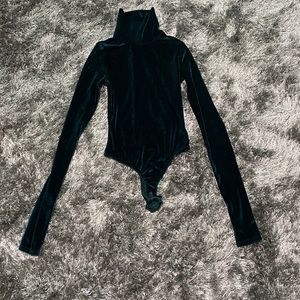 Emerald green bodycon turtleneck velvet top